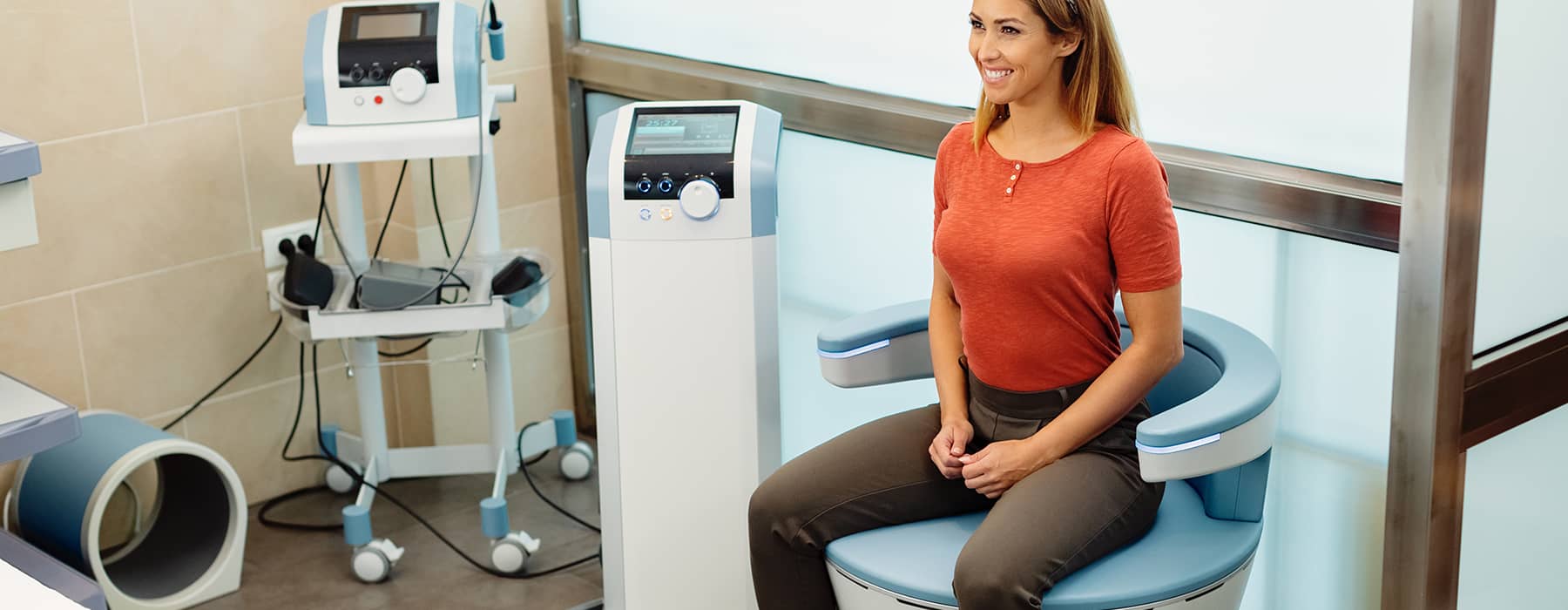 Paciente utilizando a cadeira EMSELLA em ambiente clínico